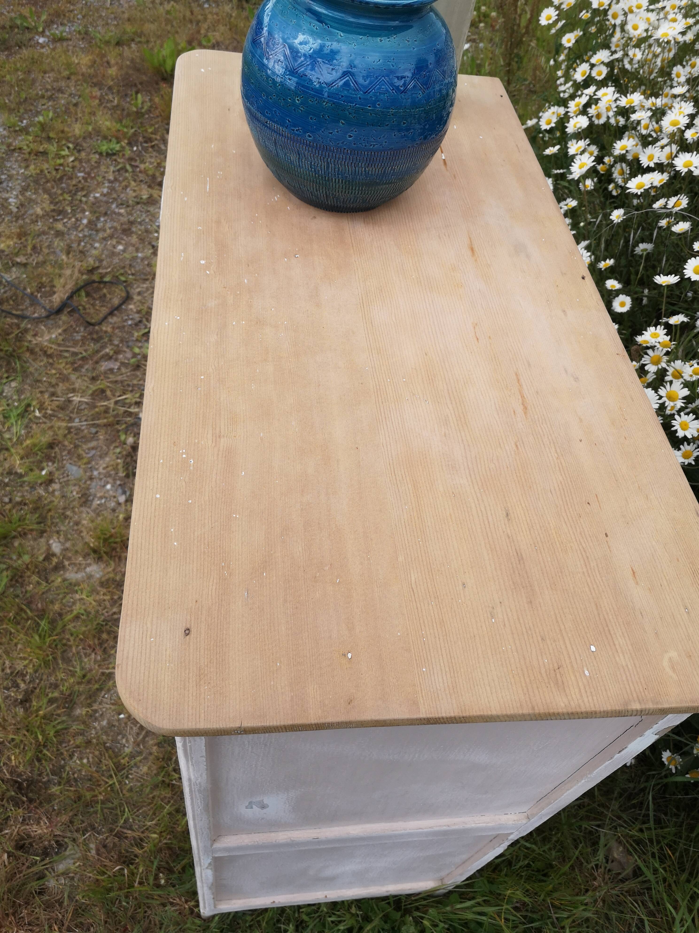 Low parisian style white and lila wooden tray