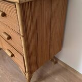 Commode 3 tiroirs en rotin / bambou attribuée à adrien audoux et frida minnet. Circa 1950