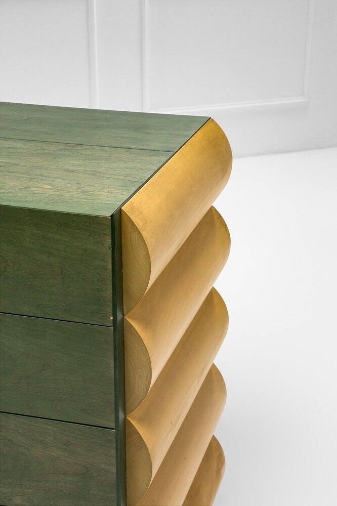 Cassettiera architettonica postmoderna in natural wood and wood tinto all'anilina, anni '80