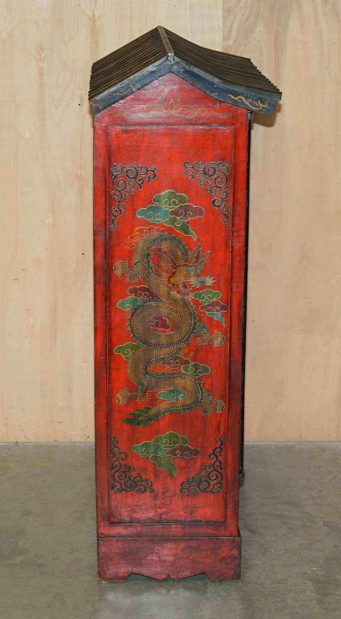 Armoire chinoise vintage peinte avec pagode et tiroirs