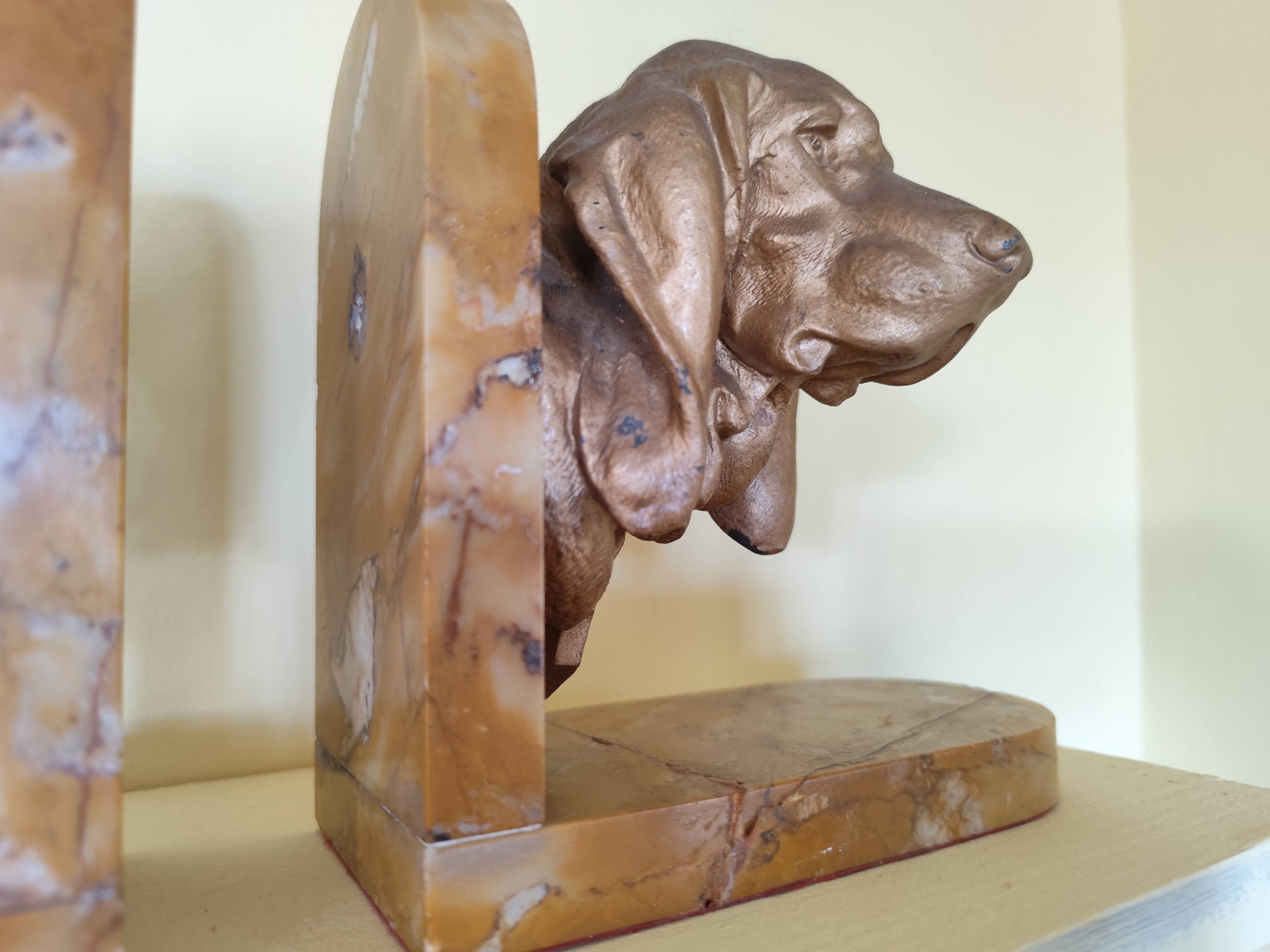 Pair of dog head bookends in spelter on marble slab, signed Lecourtier - sculptures