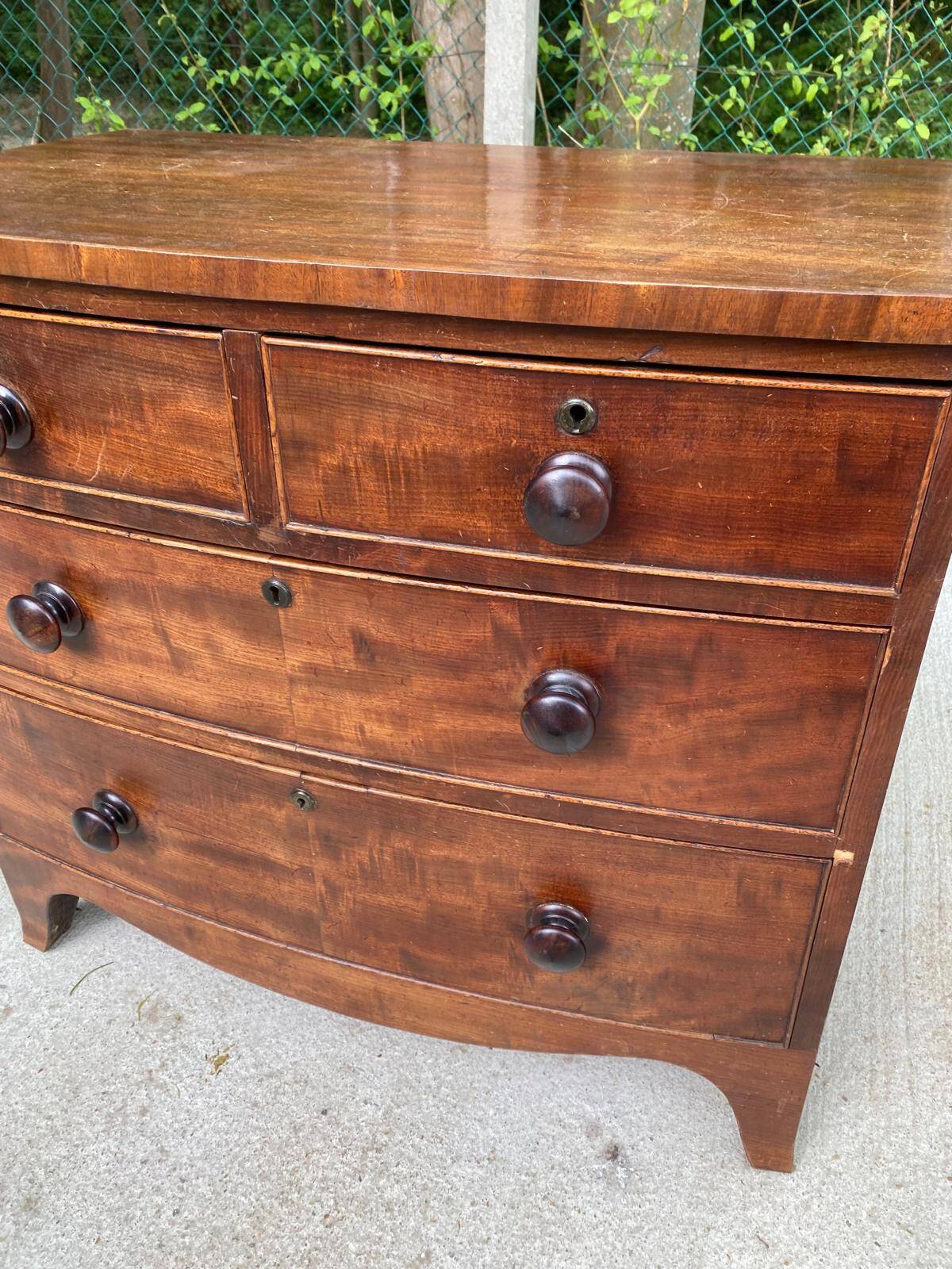 19th century English wooden chest of drawers with 4 drawers