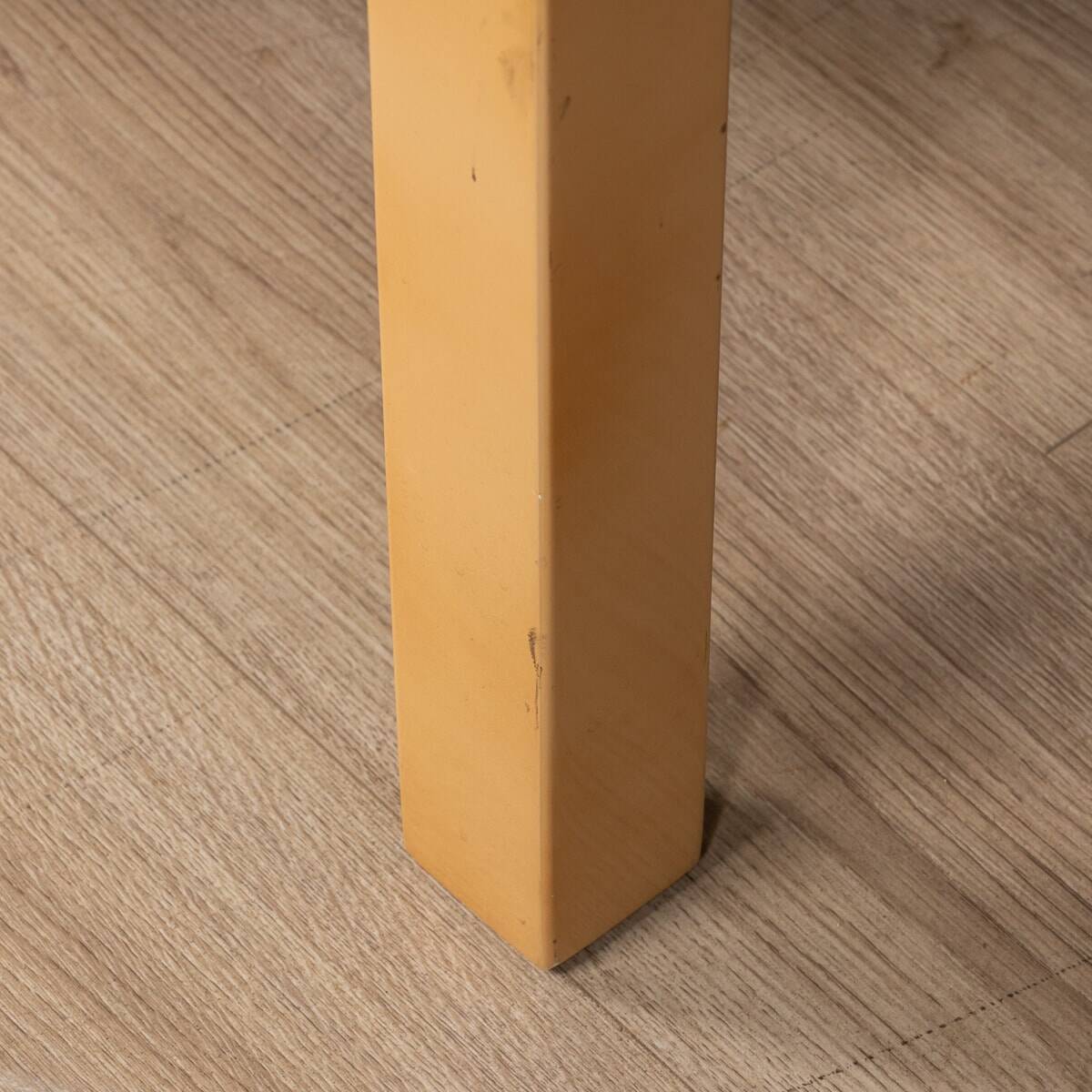 Une paire de tables d'appoint en bois laqué belge et en agate par willy daro c.1970