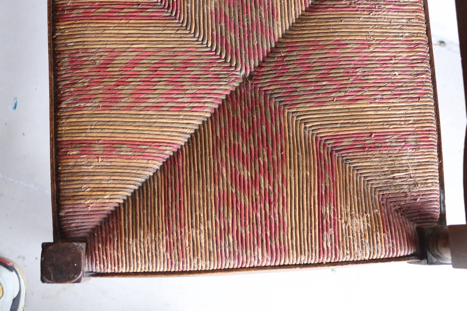 Antique corner chair "fireplace corner" in turned wood and straw.