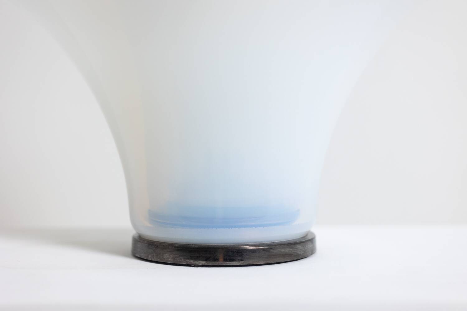 "Petal" lamp in opalescent white and bluish glass. 21st century.