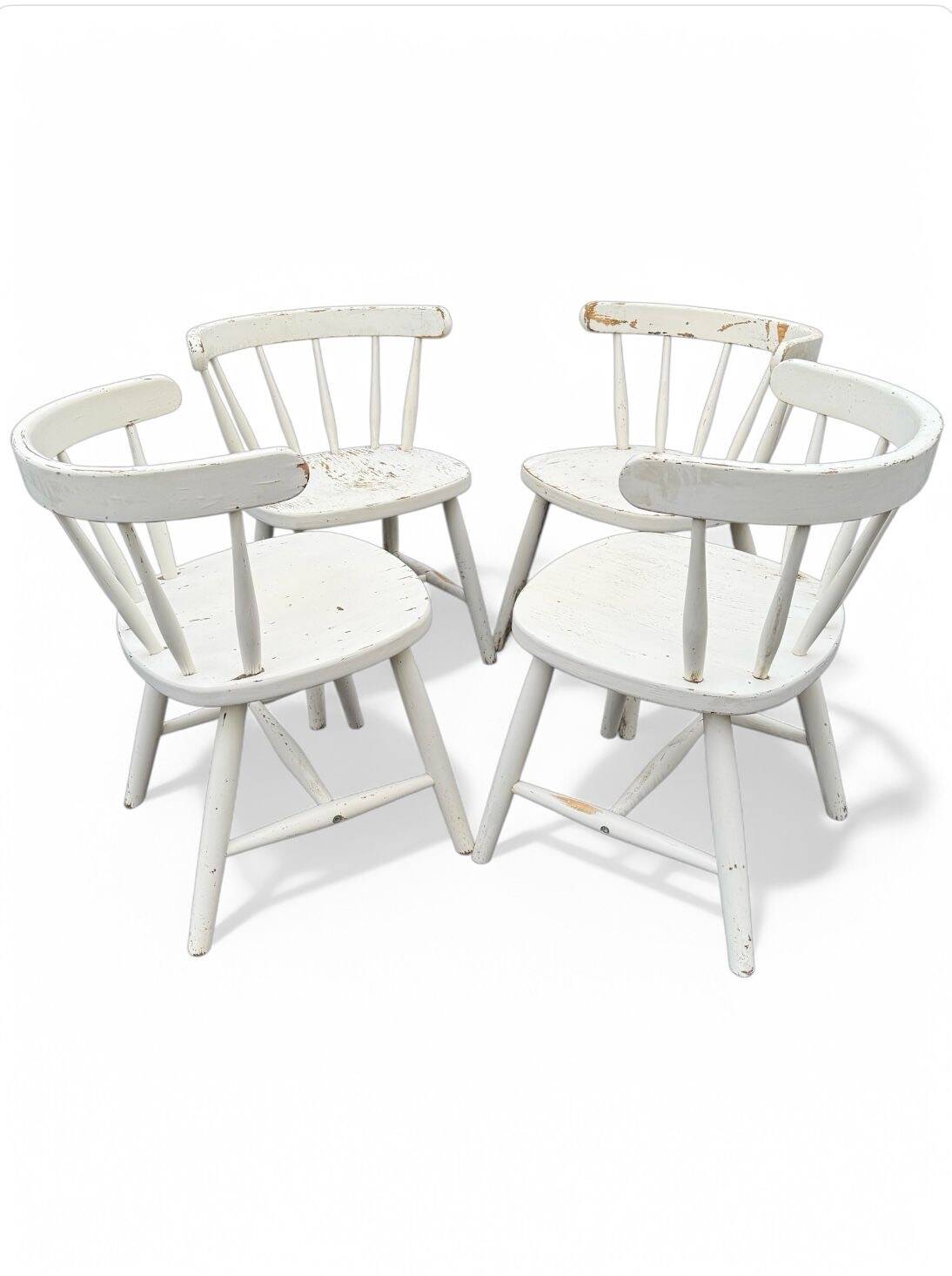 Set of 4 vintage Scandinavian chairs in solid wood.