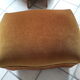 Pouf en velours jaune or