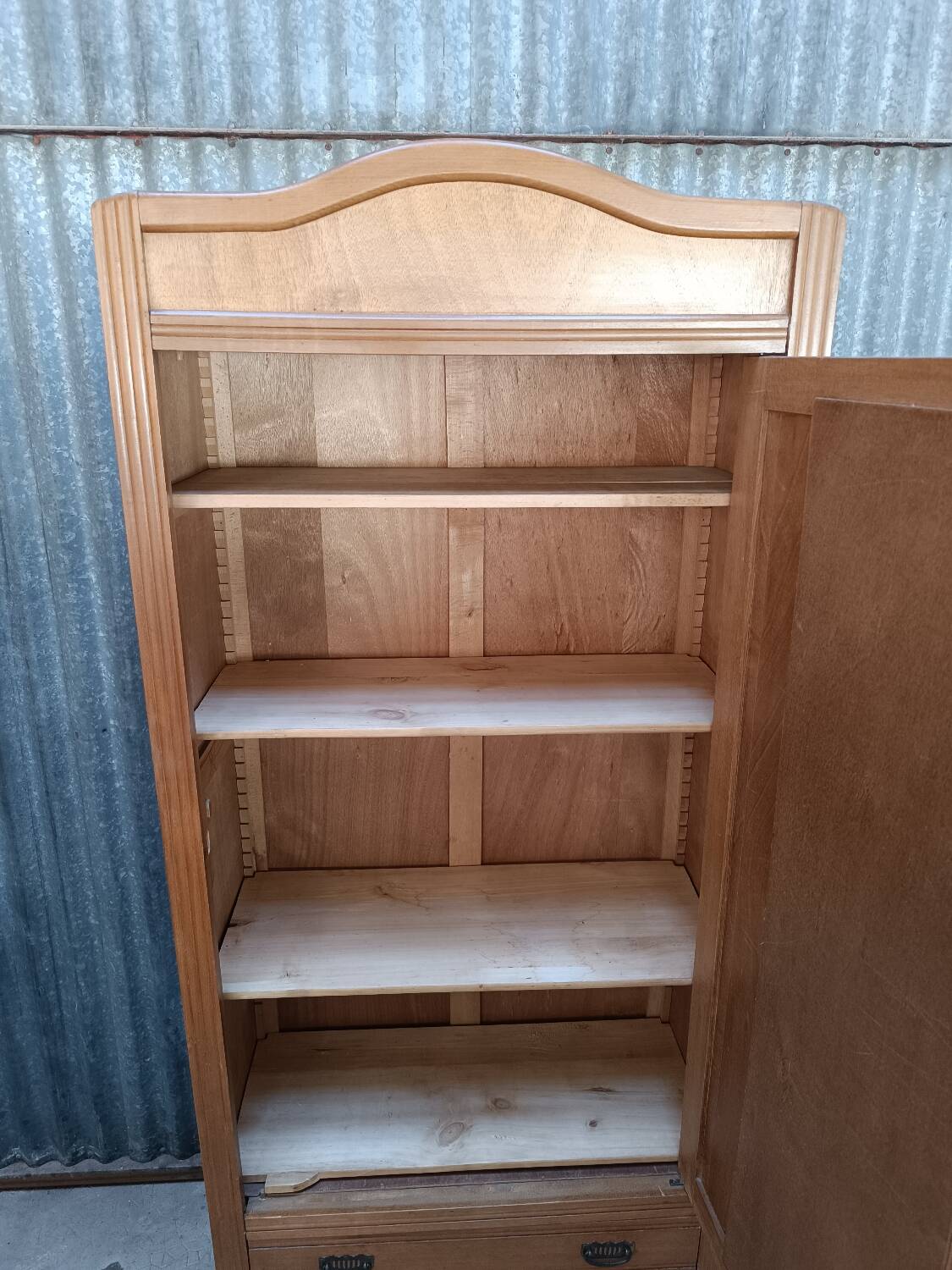 Vintage Parisian wardrobe - bonnetière