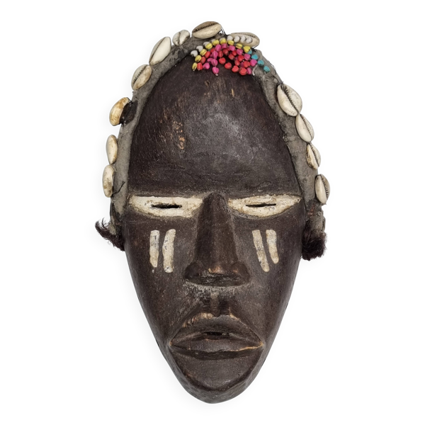 Masque Dan tribal en bois et cauris, Afrique de l’Ouest, 27 cm — Beyit