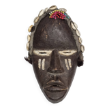 Masque Dan tribal en bois et cauris, Afrique de l’Ouest, 27 cm