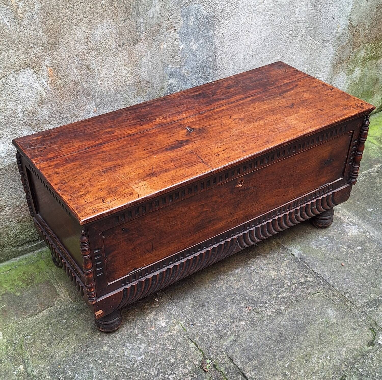 Coffre de mariage cassone en bois