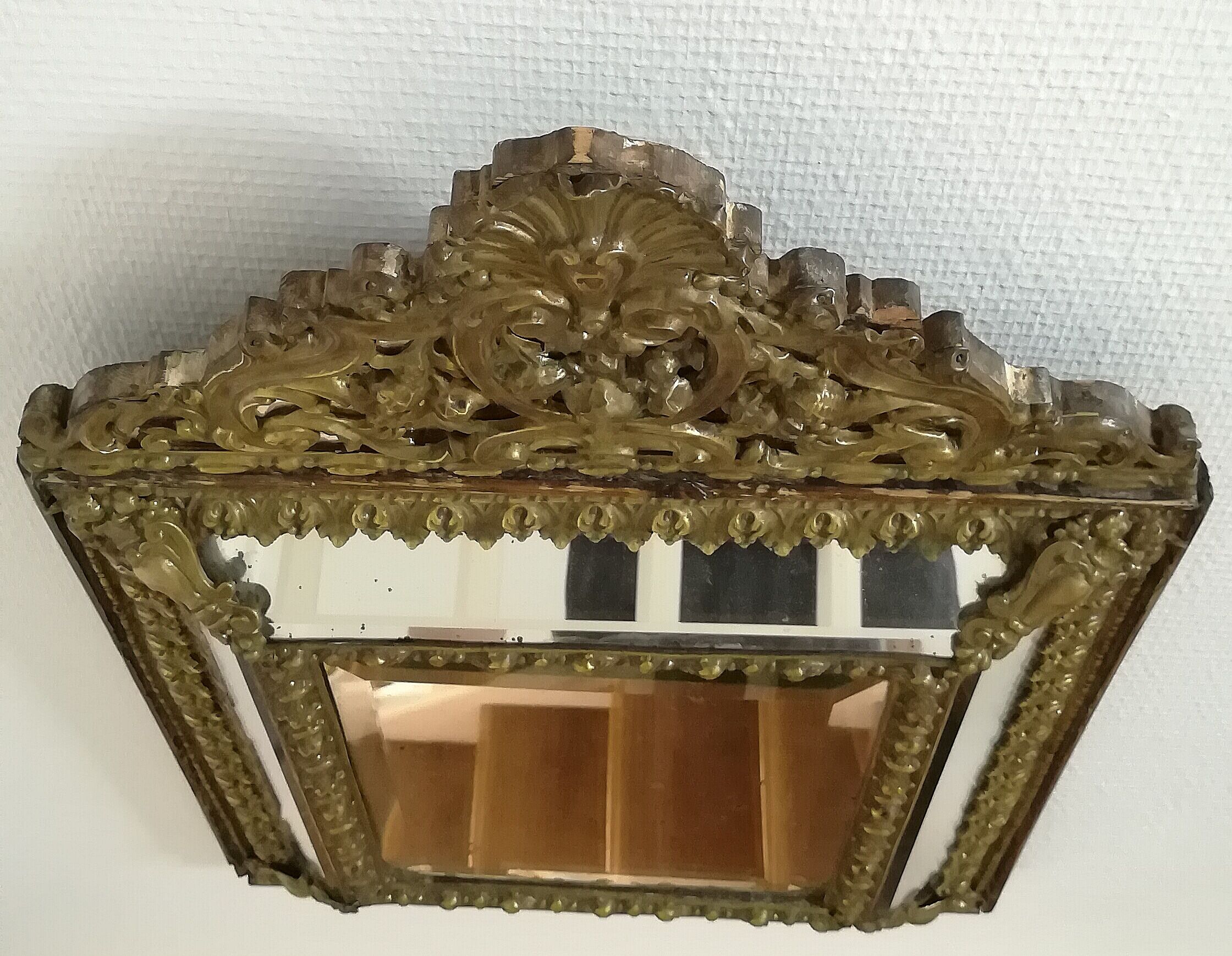 Miroir à parecloses en laiton repoussé et bois Napoléon III 43x70cm