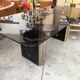 Table de salle à manger en verre avec piètement laiton.