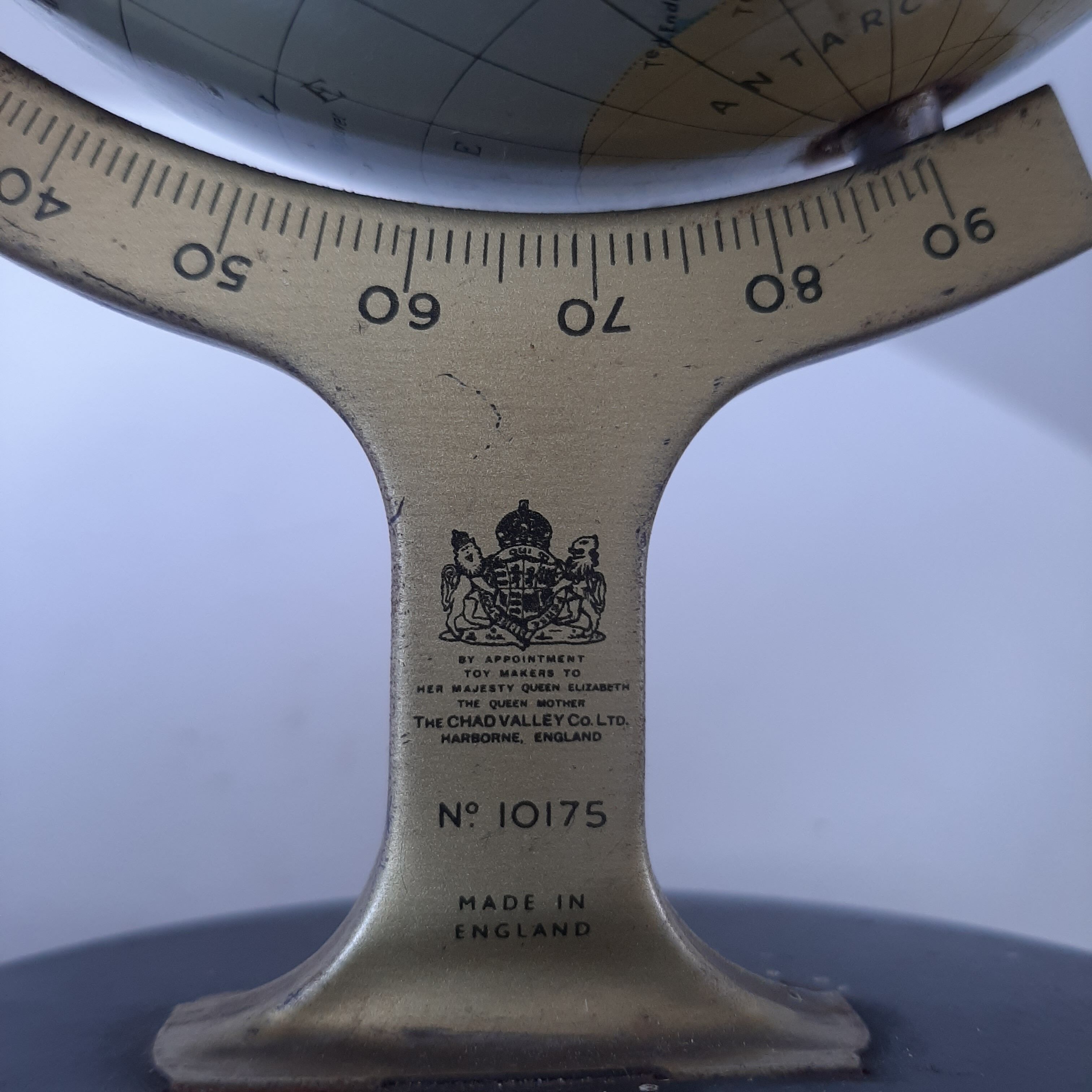 Globe terrestre en métal ancien
