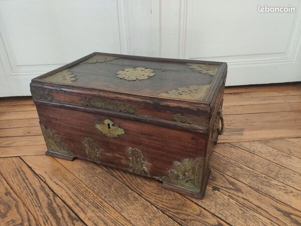 Coffre de mariage indien ancien en bois orné de plaque en laiton ciselé. Inde fin XIXe/début XXe