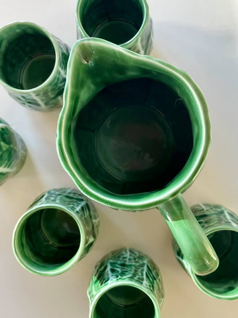 Service Vintage Années 70 – Carafe Majolica Verte + 6 Mugs Feuillage