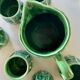 Service Vintage Années 70 – Carafe Majolica Verte + 6 Mugs Feuillage