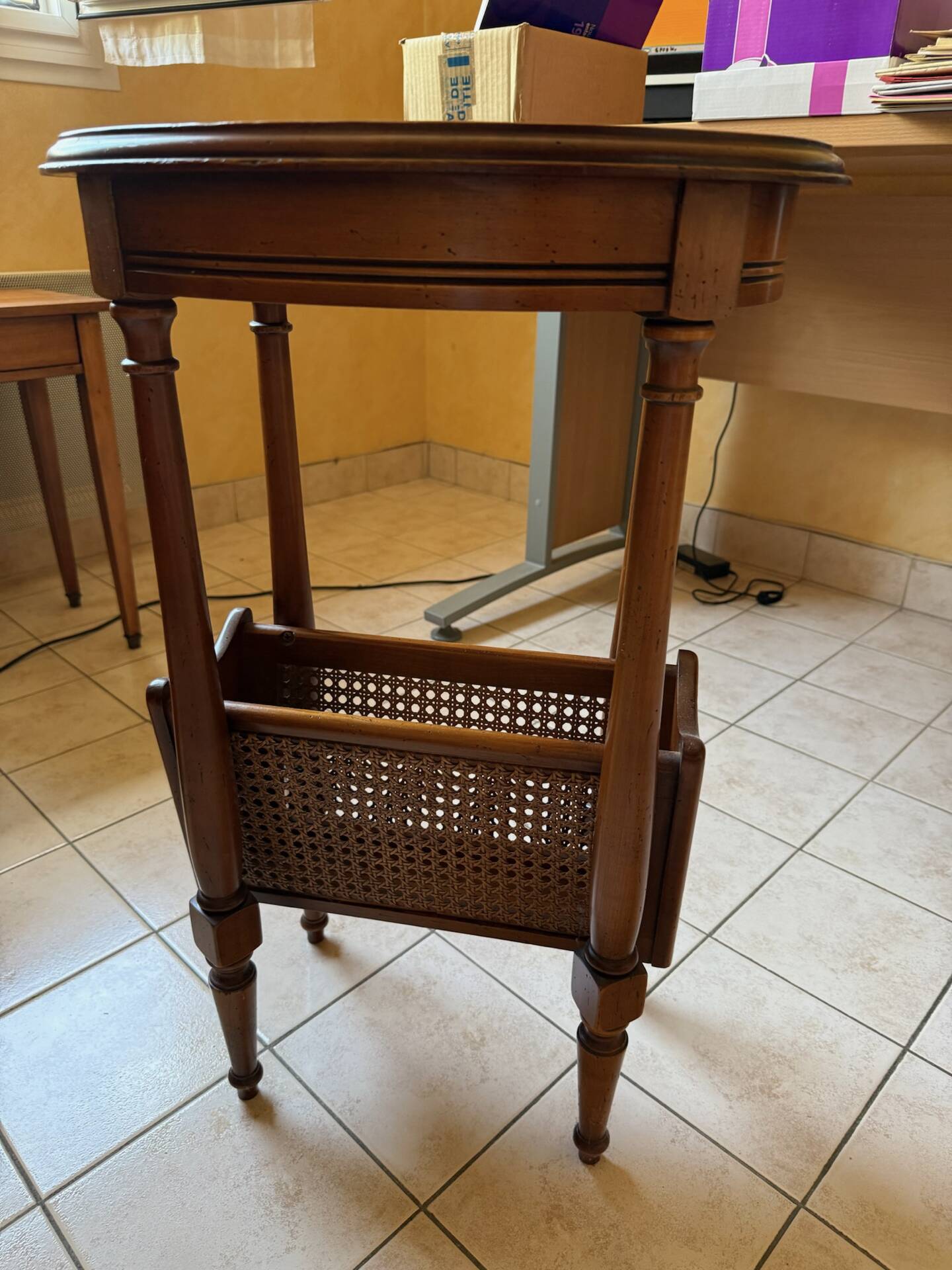 Petite table avec cannage