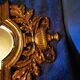Paire de miroirs en bronze ciselé et doré formant appliques