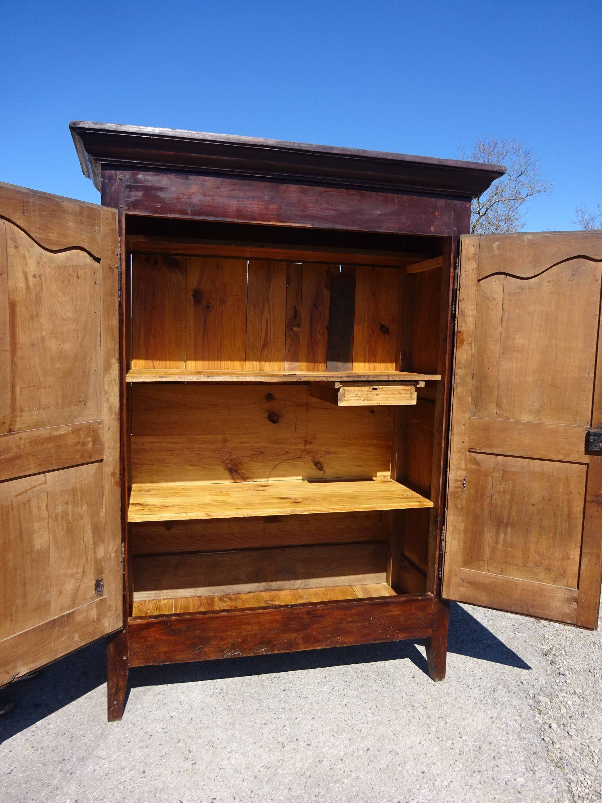 Armoire Louis Philippe en noyer massif