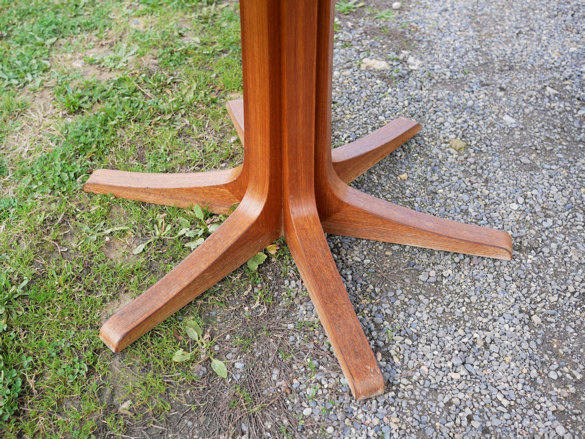 Dining round vintage with extensions