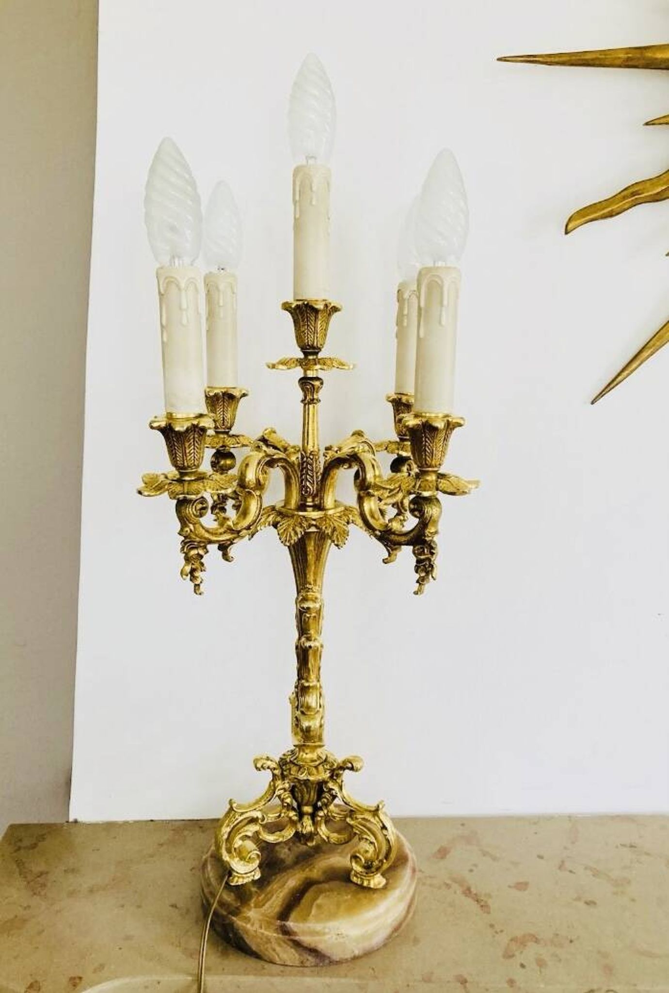 Chandeliers en bronze doré massif époque milieu XXe socles en marbre