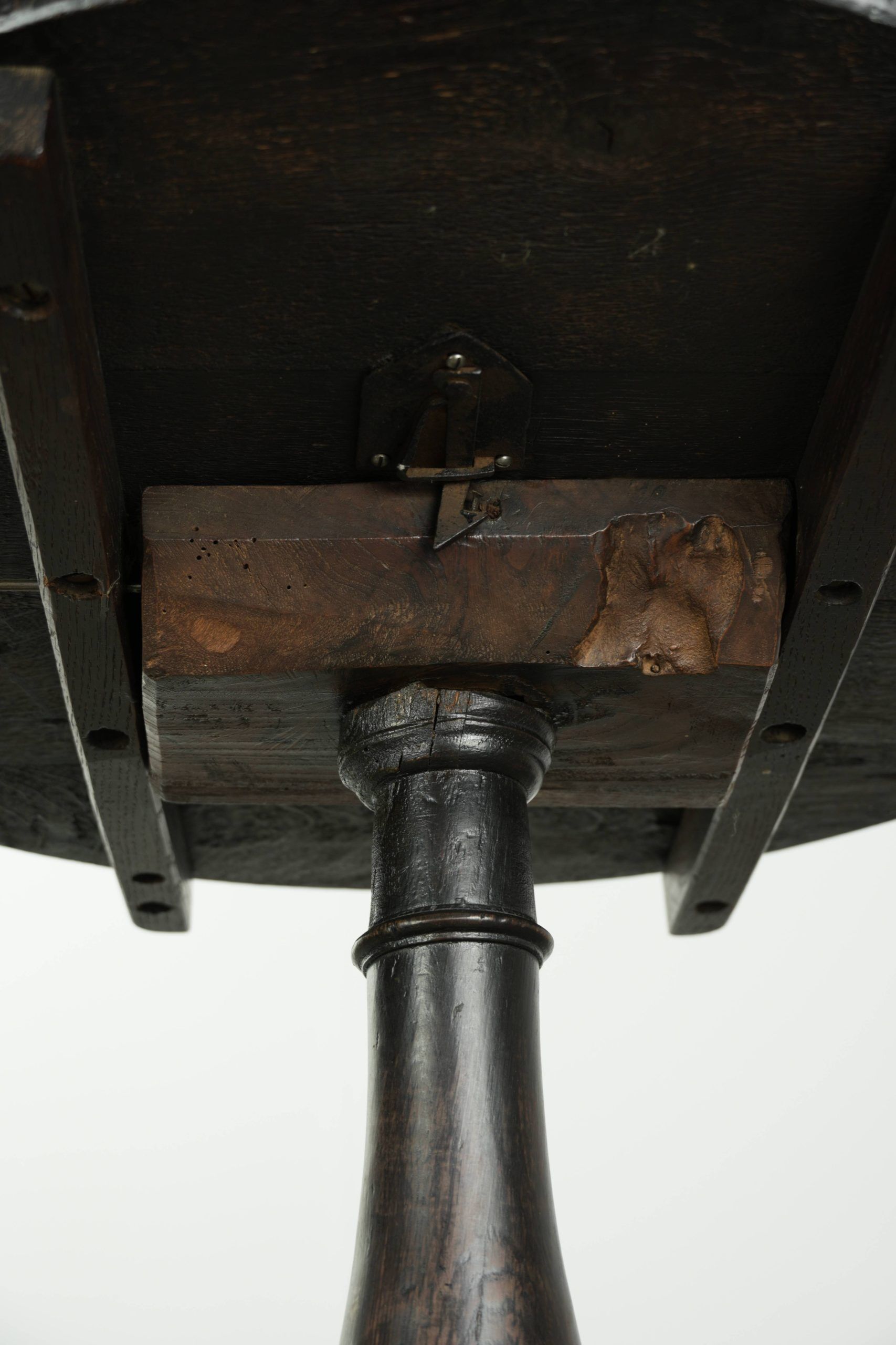 Characterful 18th century English oak sidetable with a beautiful appearance