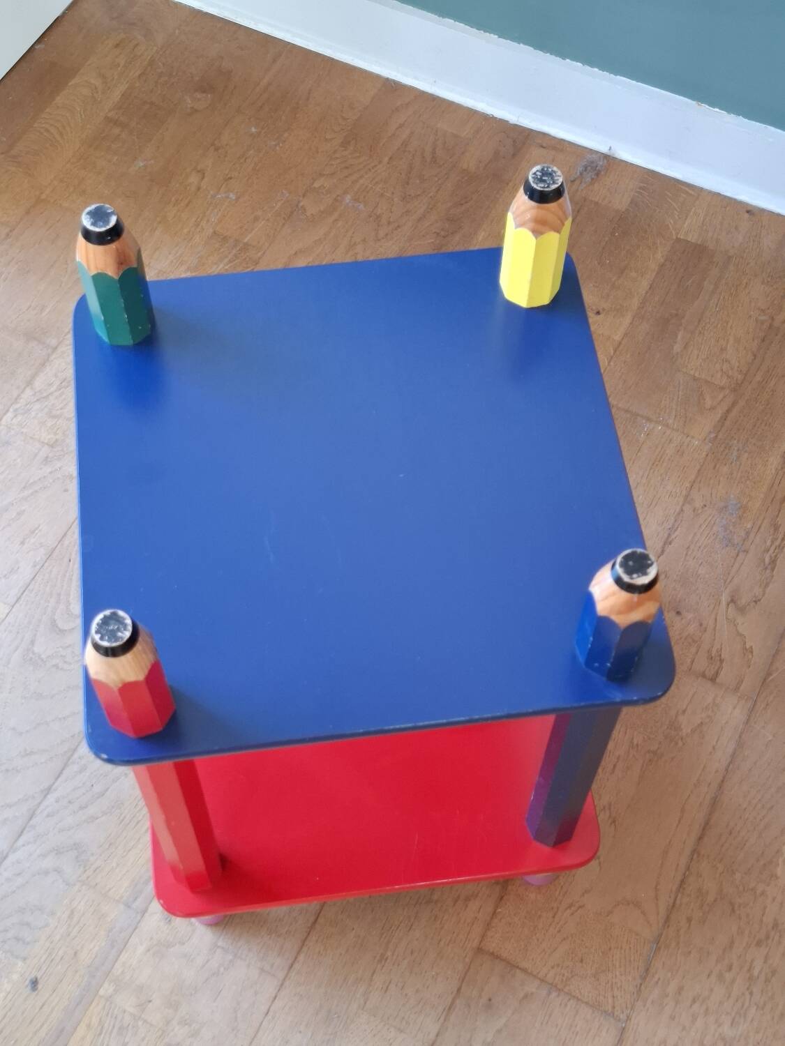 Memphis pencil bedside table