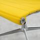 Fauteuil Aluminum Group EA107 de Charles et Ray Eames en tissu jaune.