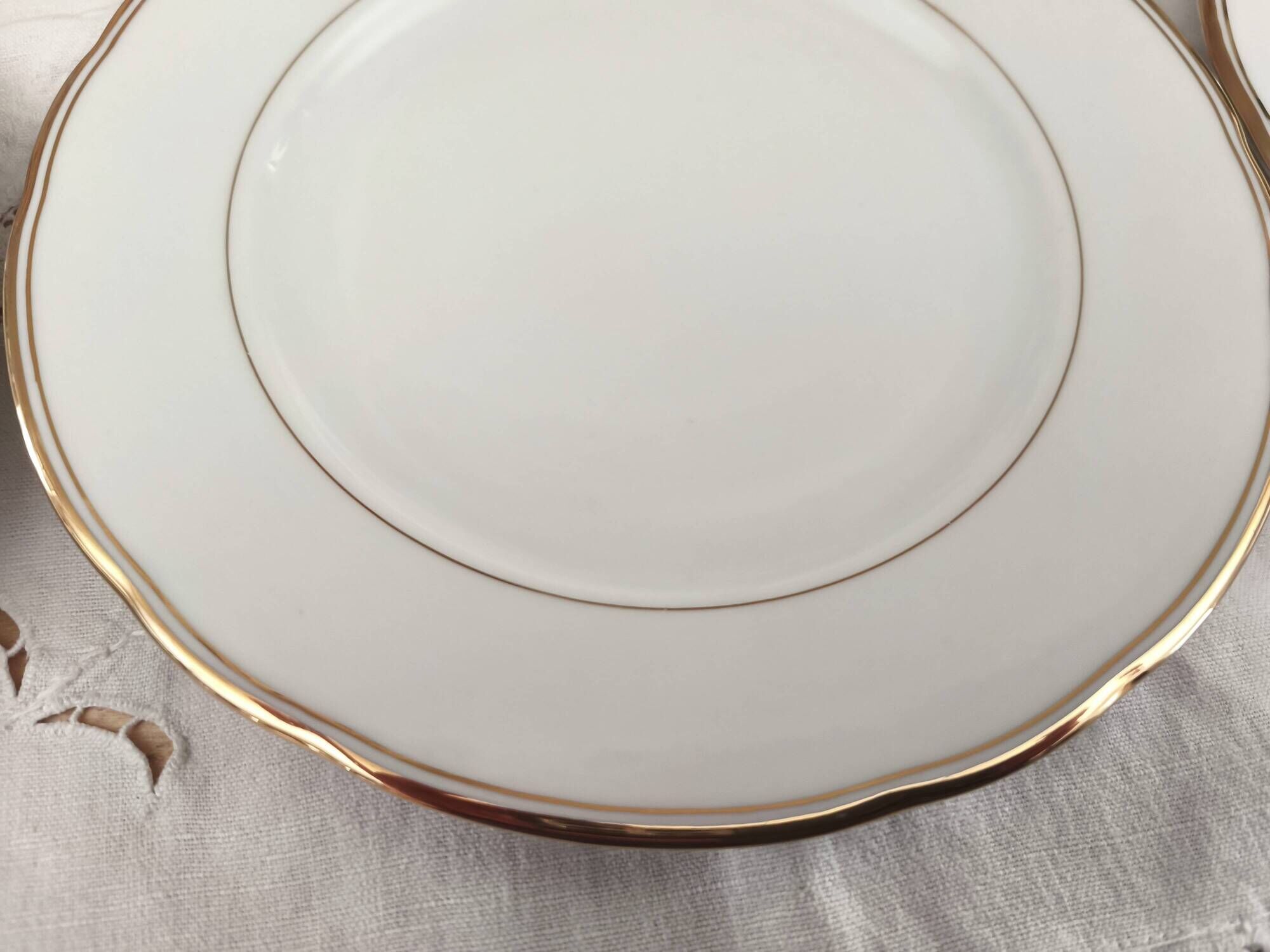 Set of 6 fine porcelain dessert plates from Bohemia with a gold rim.