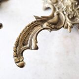 Deux bougeoirs à mains ancien en bronze doré ciselé