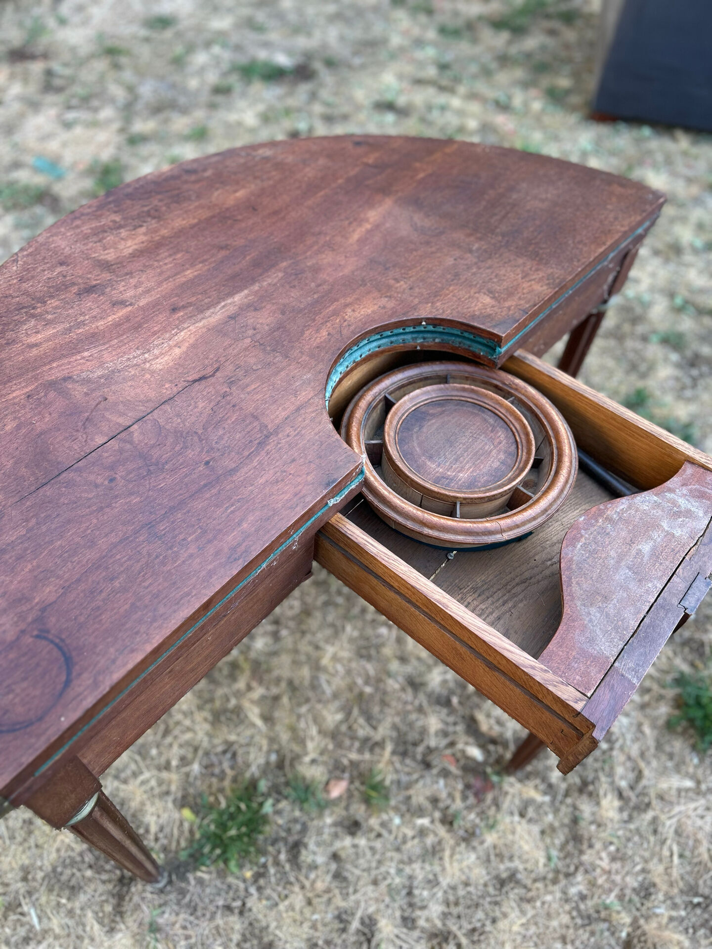 Table de jeux ancienne demi-lune