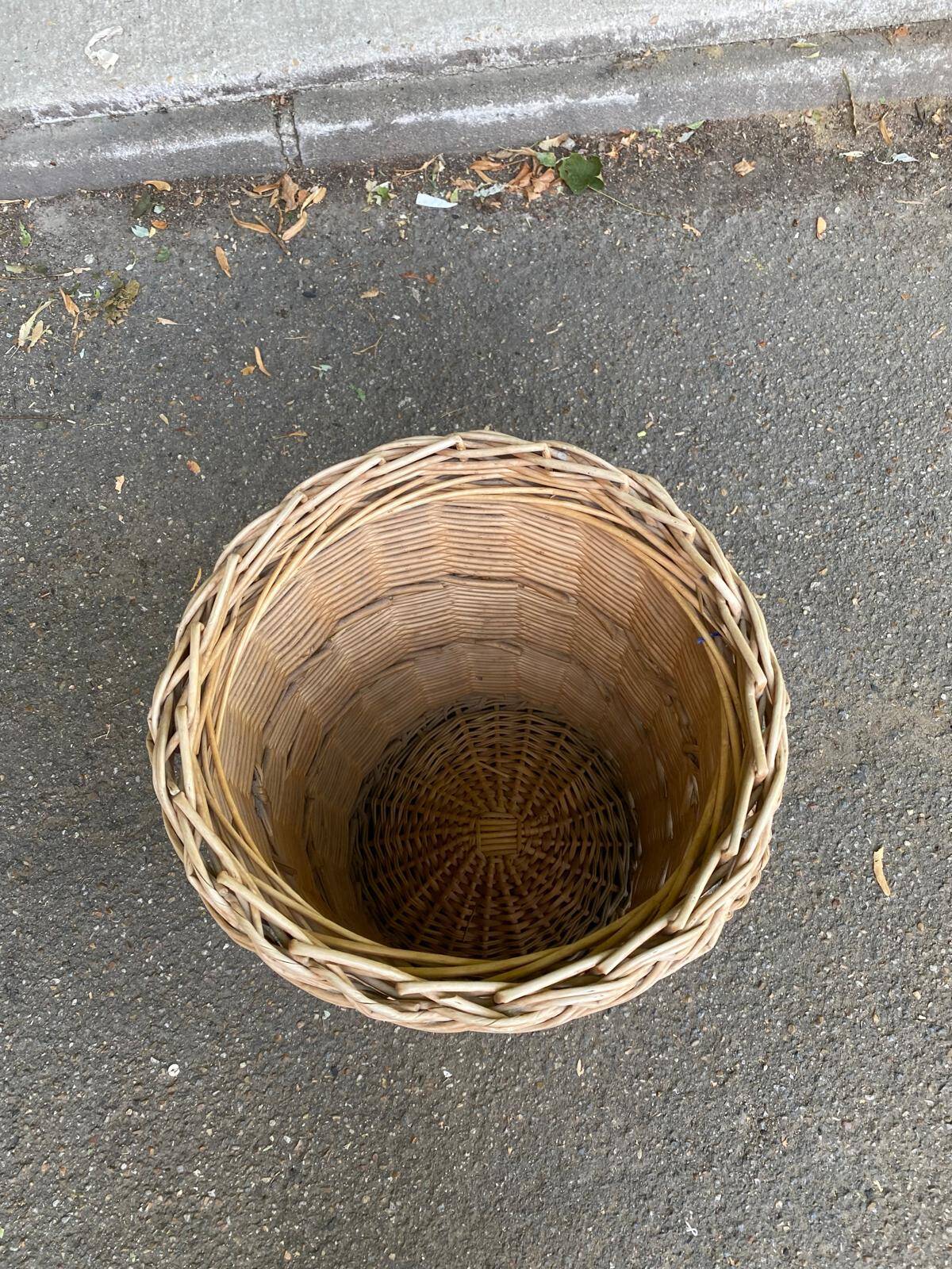 Woven laundry basket with rattan and wicker lid