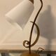 Lampe vintage en fer forgé et opaline