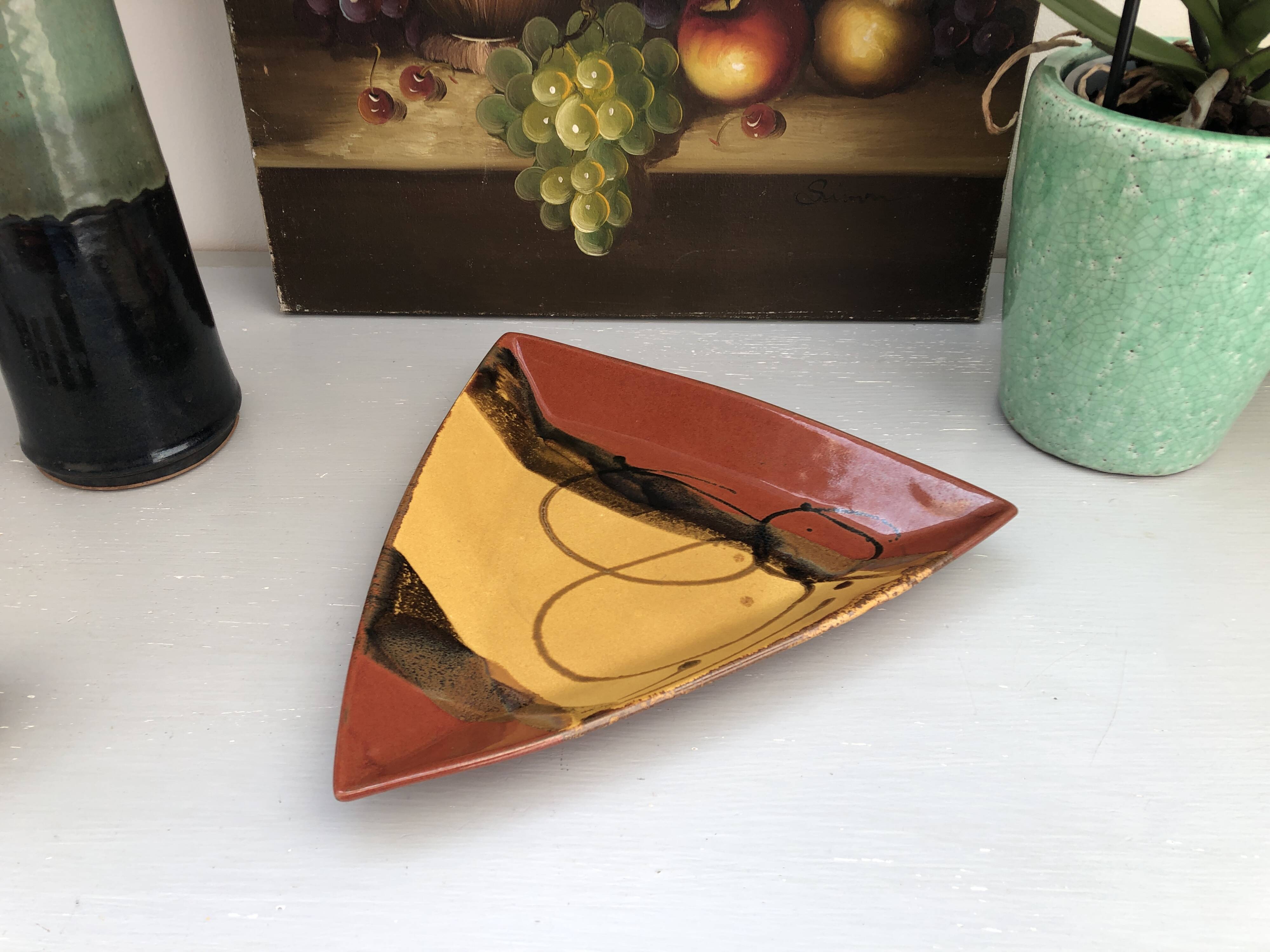 Ceramic pocket emptying dish