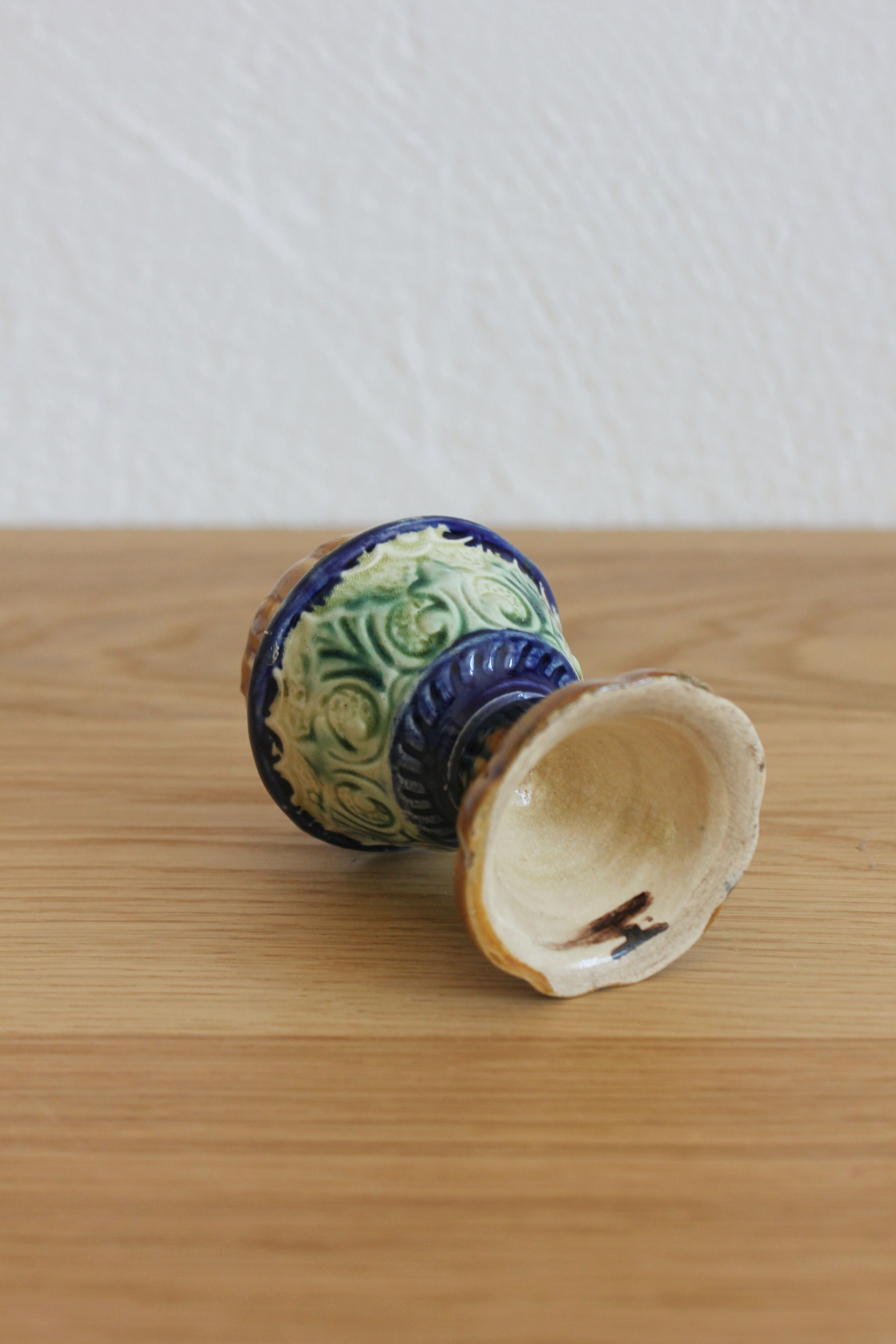 Late 19th-century earthenware egg cup in slipware