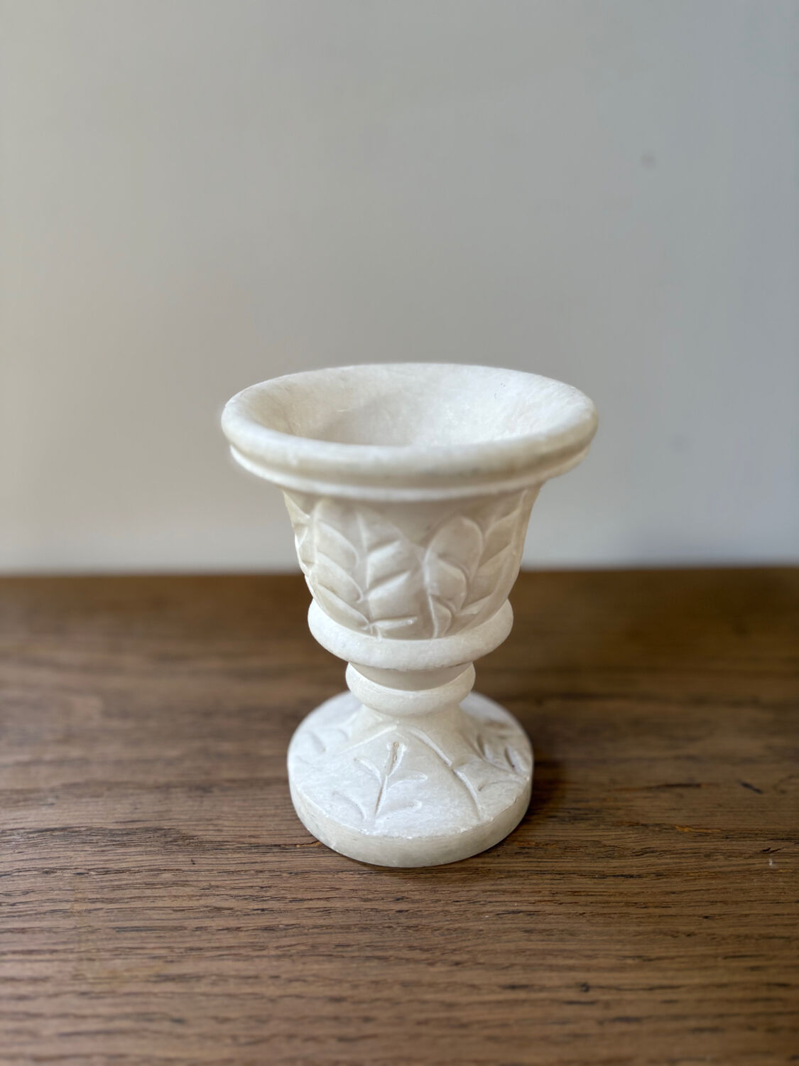 Vase en albâtre sculpté vintage