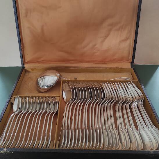 Ménagère de 37 couverts modèle filet, Argenterie