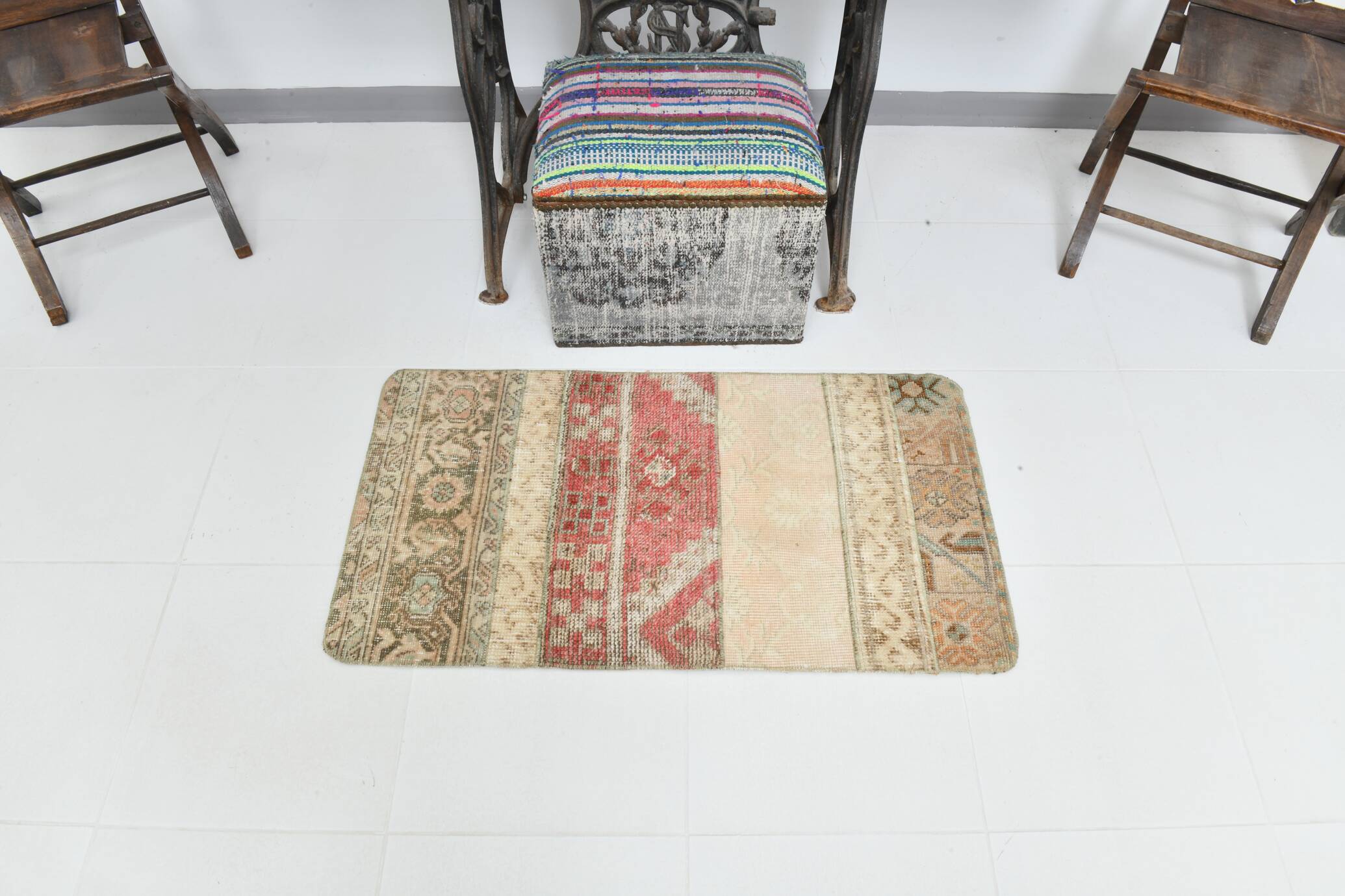 2x3 Rug For Accent Soft Beige Vintage Rug, 57x105Cm SK 22575