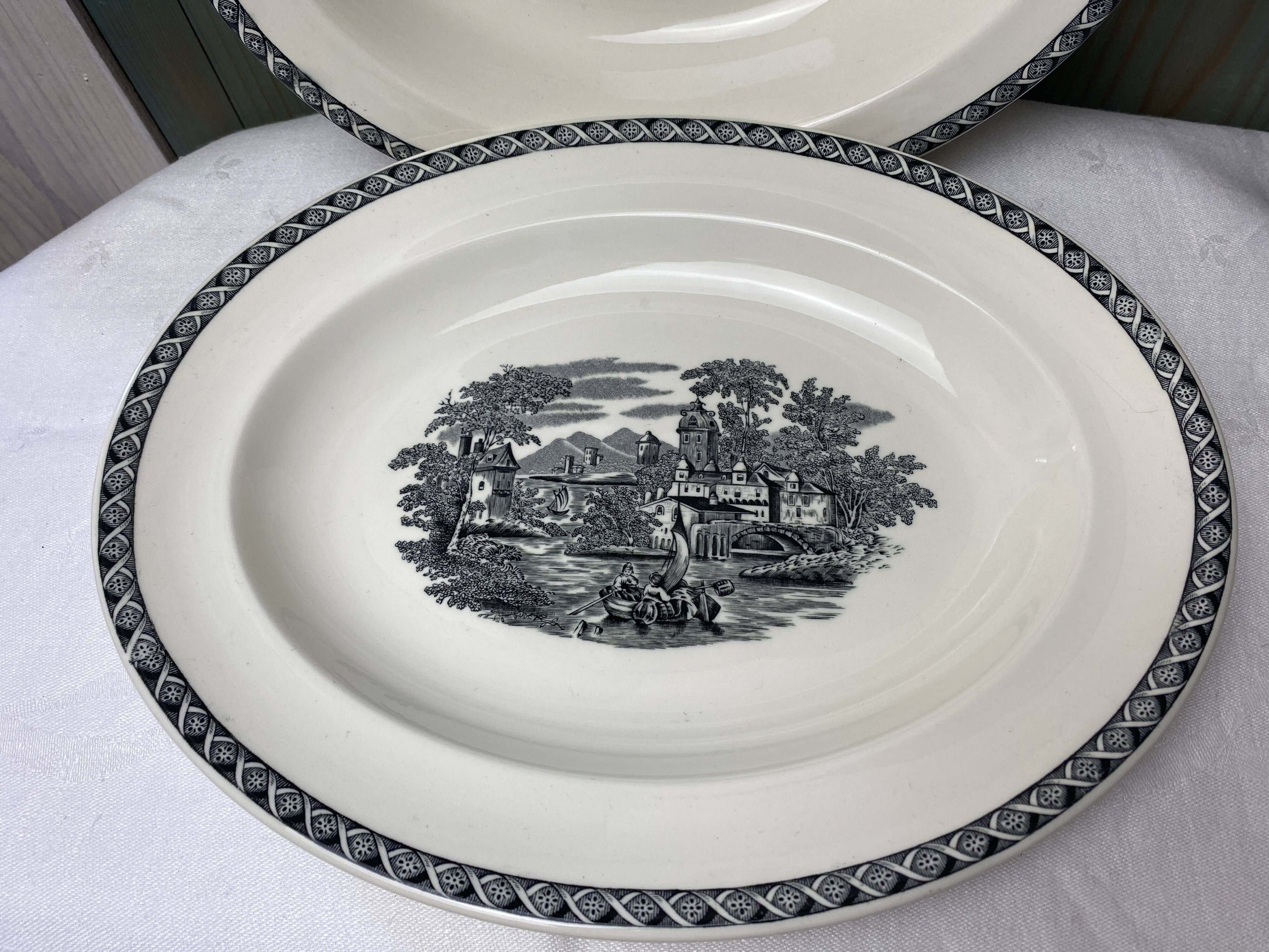 Set of 2 oval dishes in Wedgwood porcelain model "Lugano" old