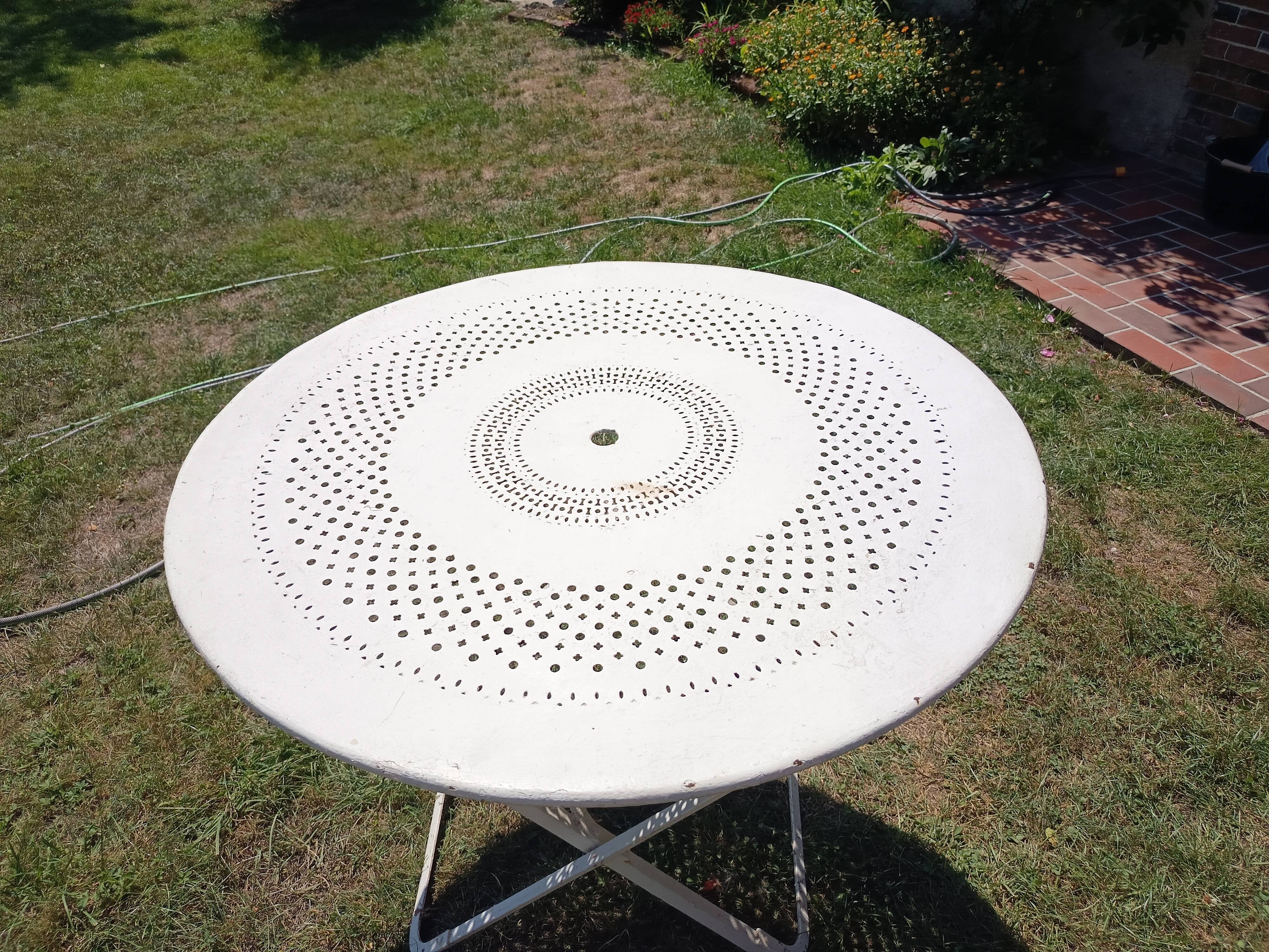 Table de jardin ronde pliable en fer blanche vintage