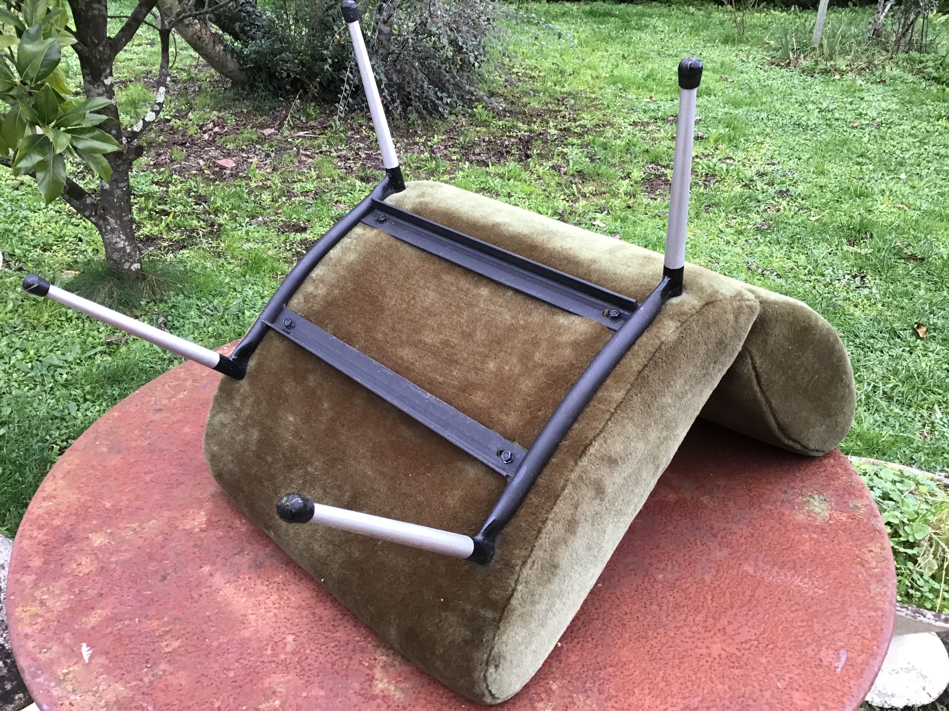 Pelfran low chair kiss model