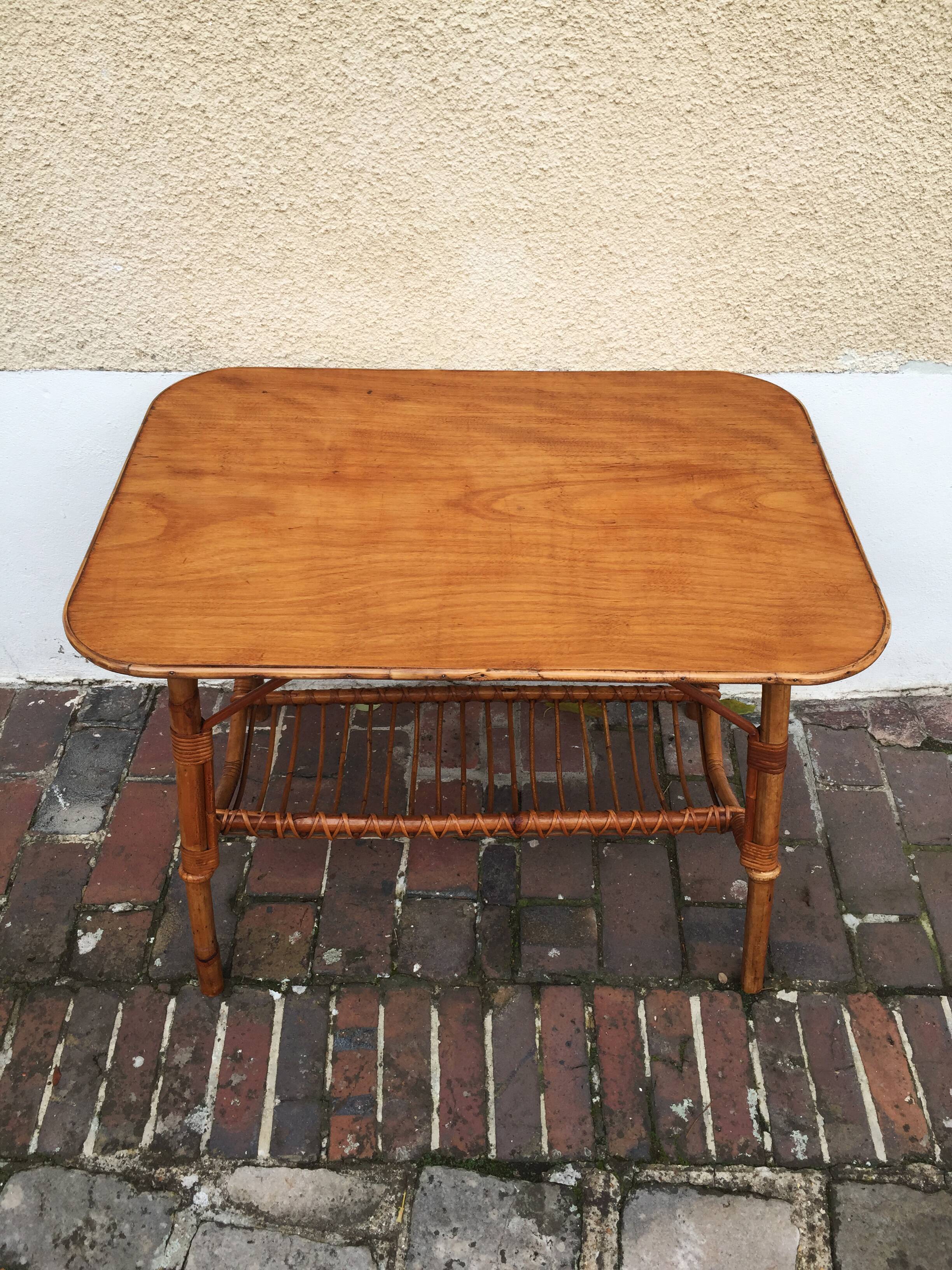 Table d'appoint en rotin et plateau en bois