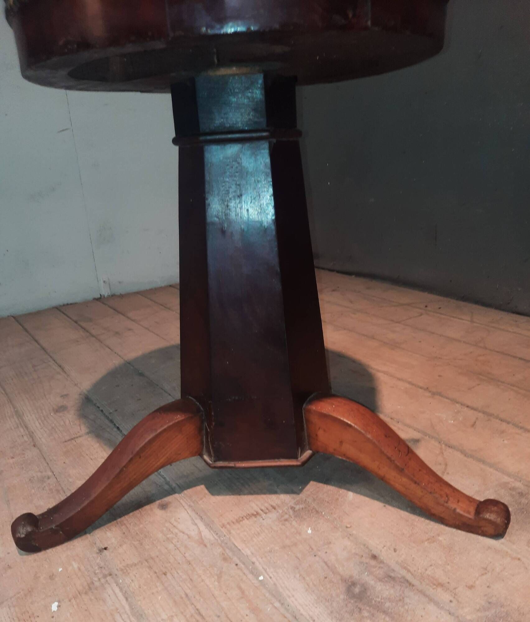 Hexagonal stool with adjustable height
