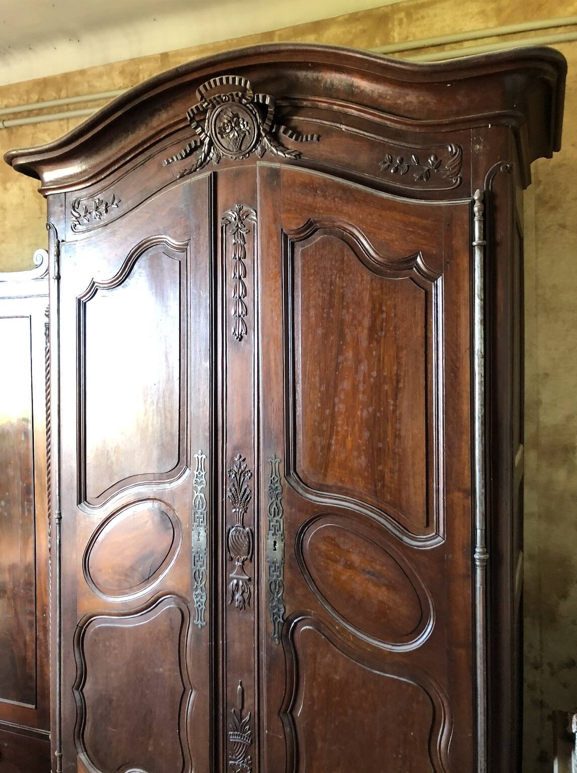 Large Provençal wardrobe in solid walnut, carved – 150x80x264 cm