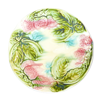 Plate in slurry with strawberry decoration and strawberry leaf