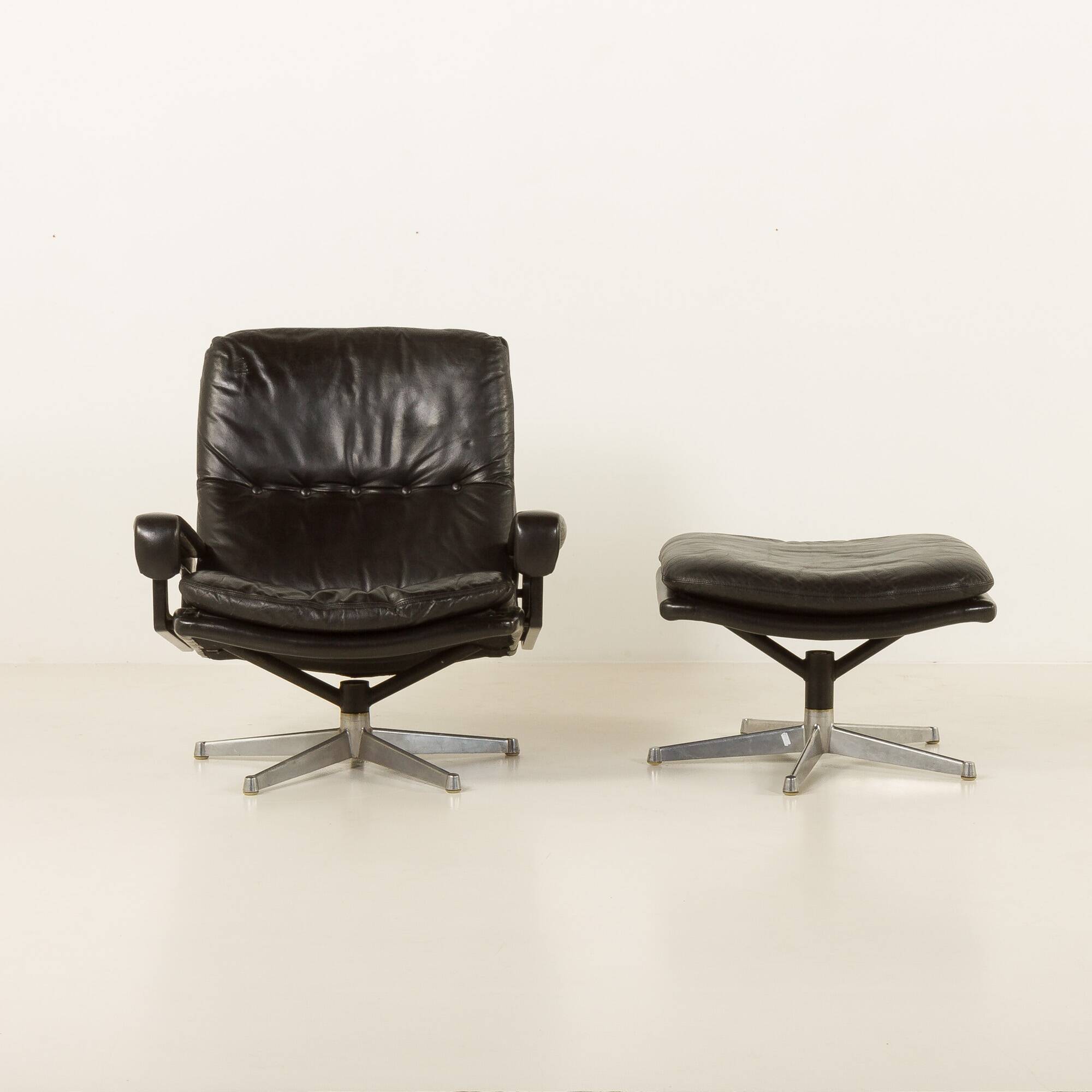 Fauteuil lounge vintage avec tabouret par André Vandenbrouck