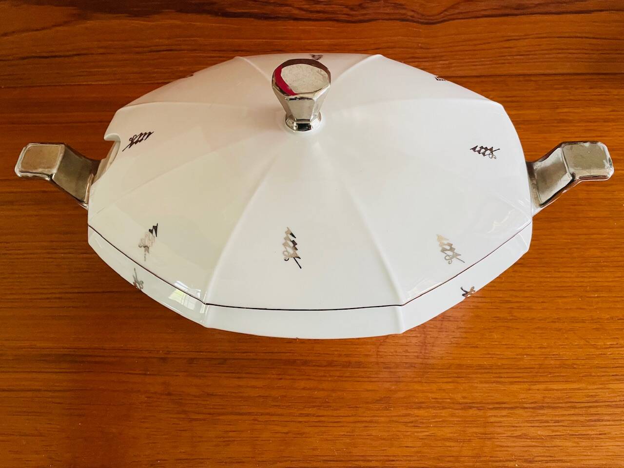 Art Deco soup tureen by Victoria China Czechoslovakia, 1920s