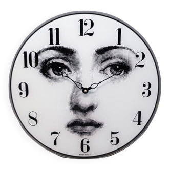 Horloge murale en verre des années 1990 par Fornasetti. Fabriqué en Italie