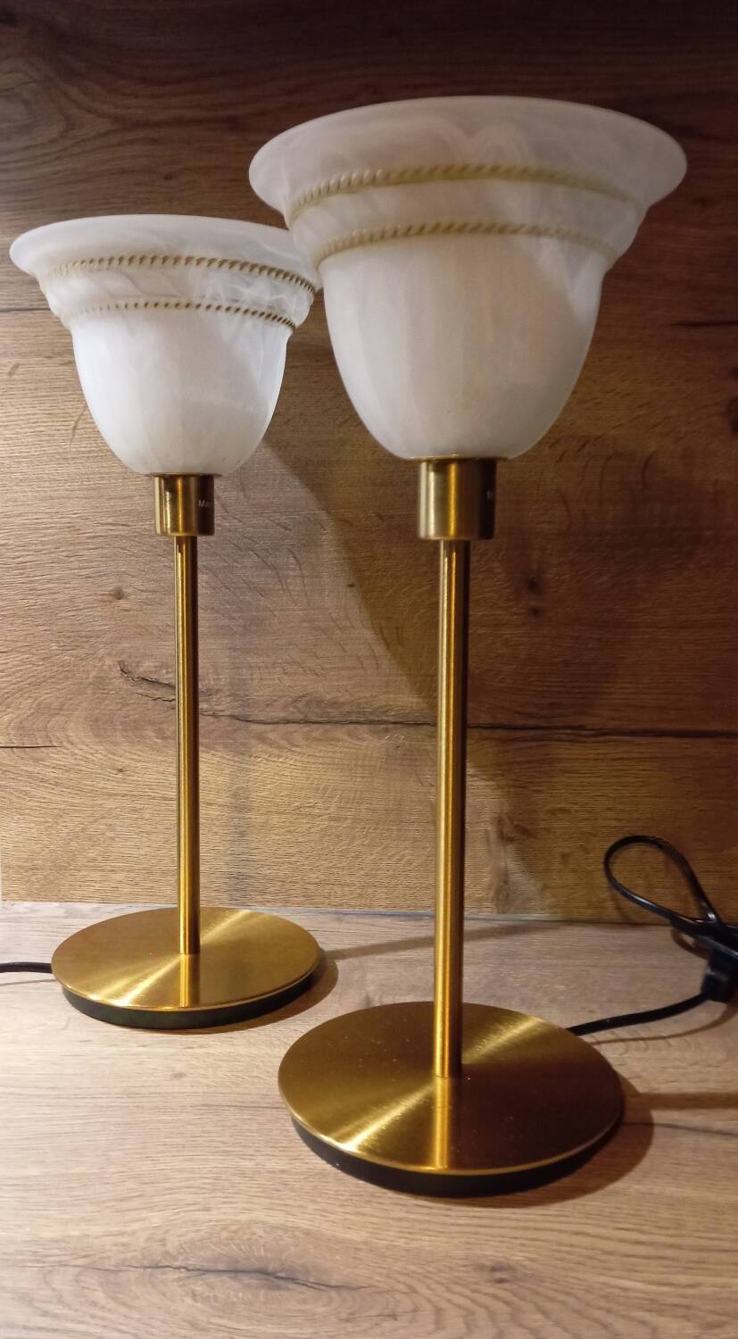 Duo lampes de chevet rétro chic métal doré, globes blancs drappés